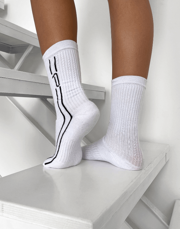 Шкарпетки осінні жіночі з лініями та логотипом - Фото 2