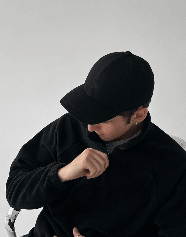 Чоловіча кепка з чорним логотипом, чорна - Фото 1
