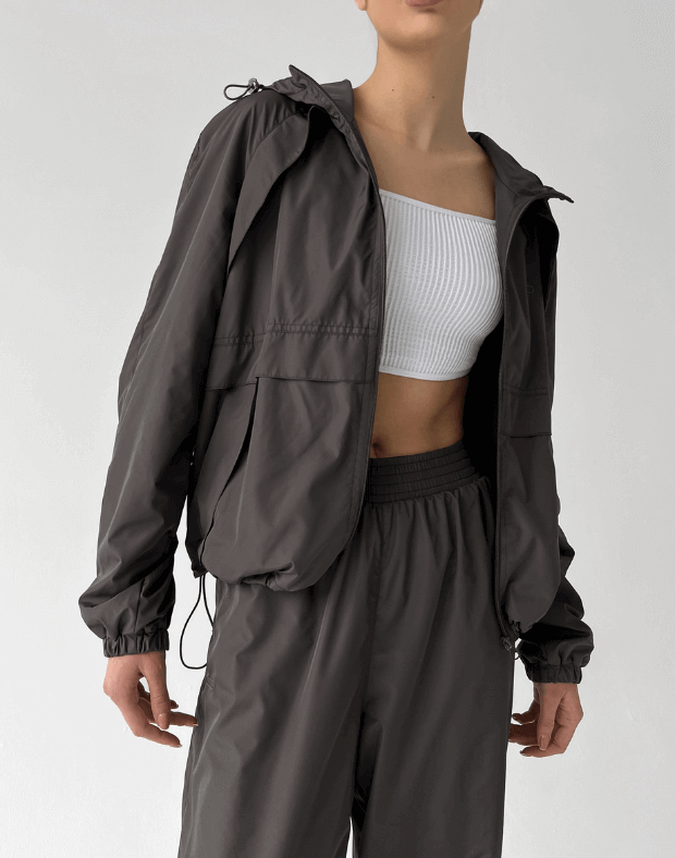 Куртка оверсайз з капюшоном з плащової тканини на блискавці, графітово-коричнева - Фото 6