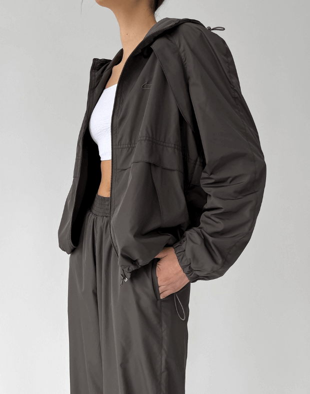 Куртка оверсайз з капюшоном з плащової тканини на блискавці, графітово-коричнева - Фото 7