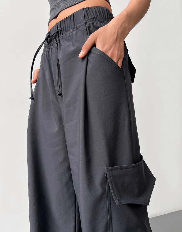 Прямі штани карго з плащової тканини, графітові - Фото 6