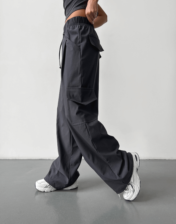 Прямі штани карго з плащової тканини, графітові - Фото 5