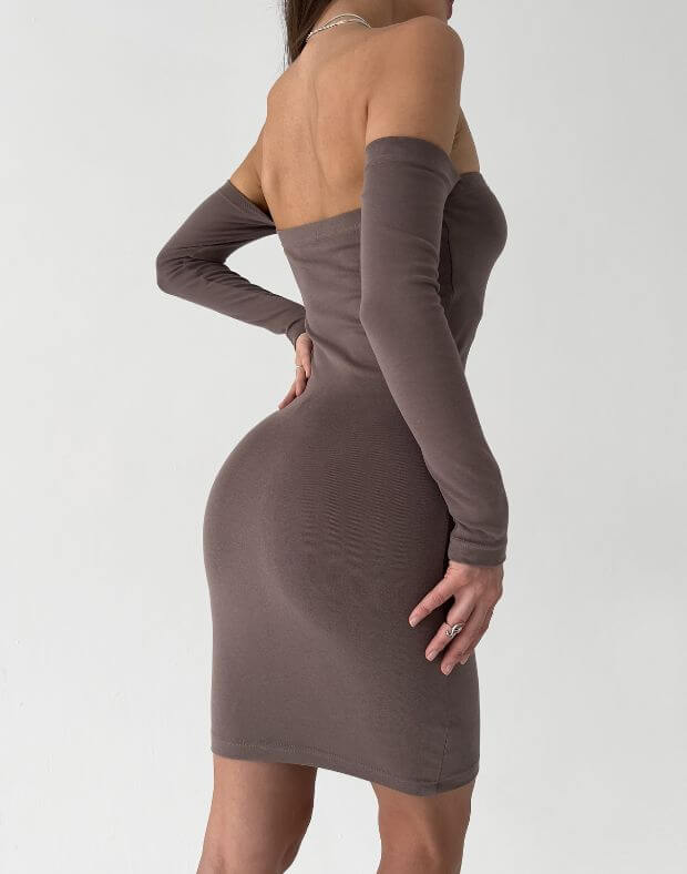 Сукня з відкритими плечима довжини міні, коричнева - Фото 2