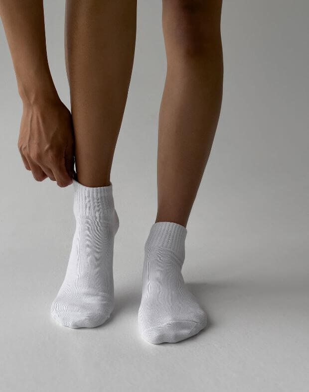 Шкарпетки середньої довжини, білі - Фото 1