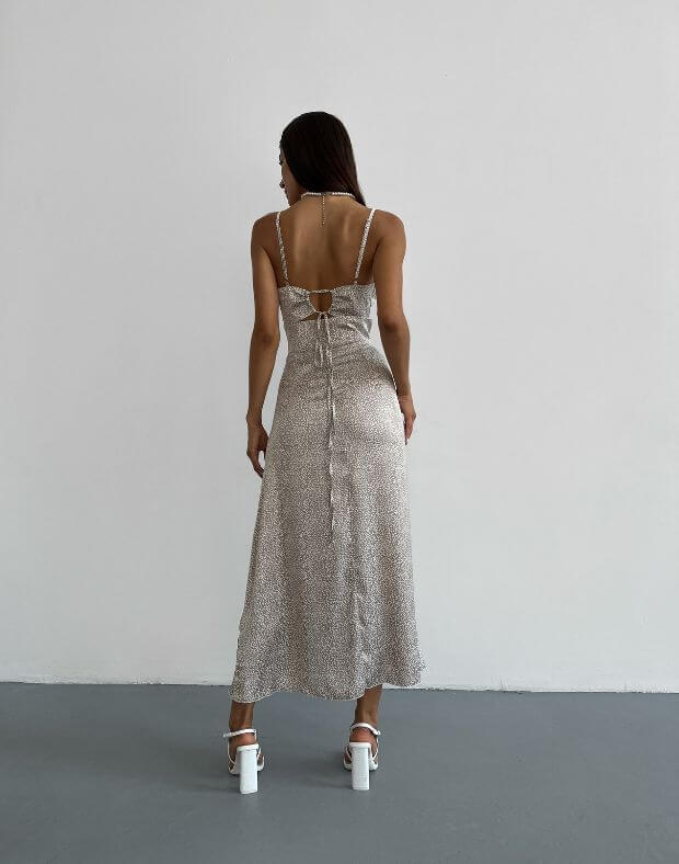 Сукня принтована з фігурним розрізом на спині, бежева в плямки - Фото 2