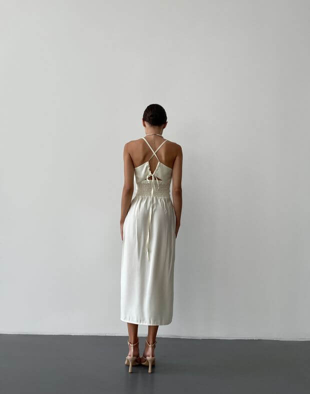Сукня з розрізом довжини міді та декорованим декольте, молочна - Фото 2