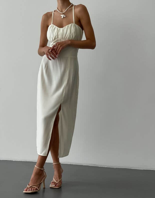Сукня з розрізом довжини міді та декорованим декольте, молочна - Фото 1