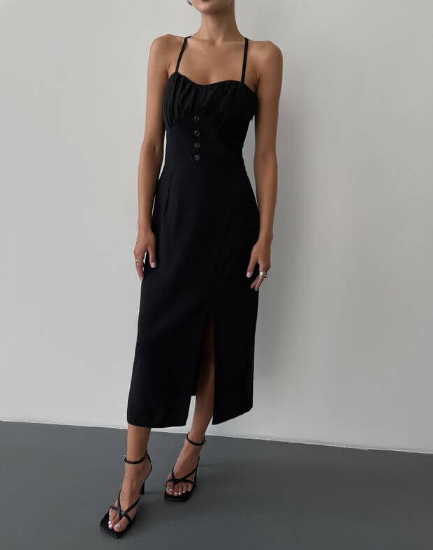 Сукня з розрізом довжини міді та декорованим декольте, чорна - Фото 1