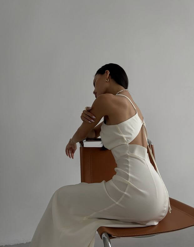 Сукня з декольте трикутної форми та розрізом, молочна - Фото 7