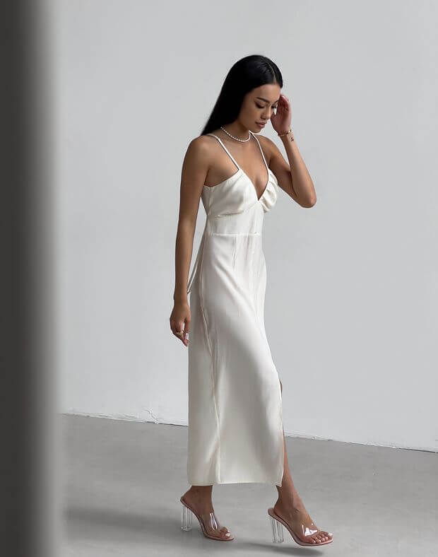 Сукня з декольте трикутної форми та розрізом, молочна - Фото 6