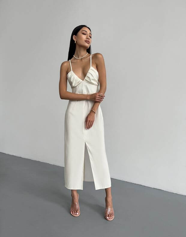 Сукня з декольте трикутної форми та розрізом, молочна - Фото 3