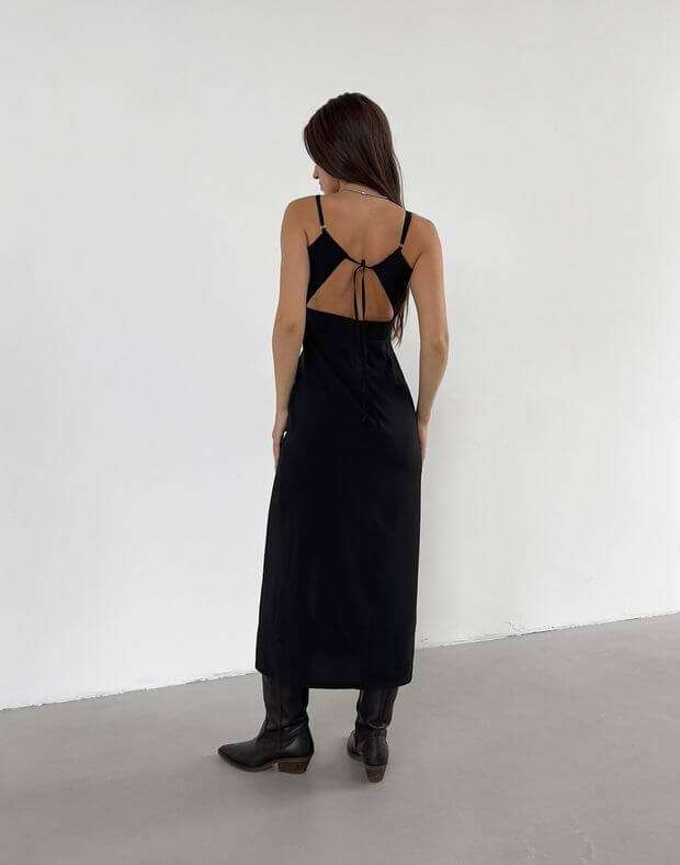 Сукня з декольте трикутної форми та розрізом, чорна - Фото 2