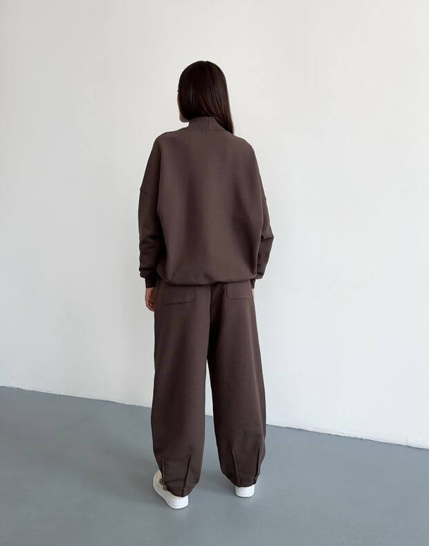 Комплект світшот із коміром та штани осінні прямого фасону з декоративними защіпами, коричневі - Фото 2