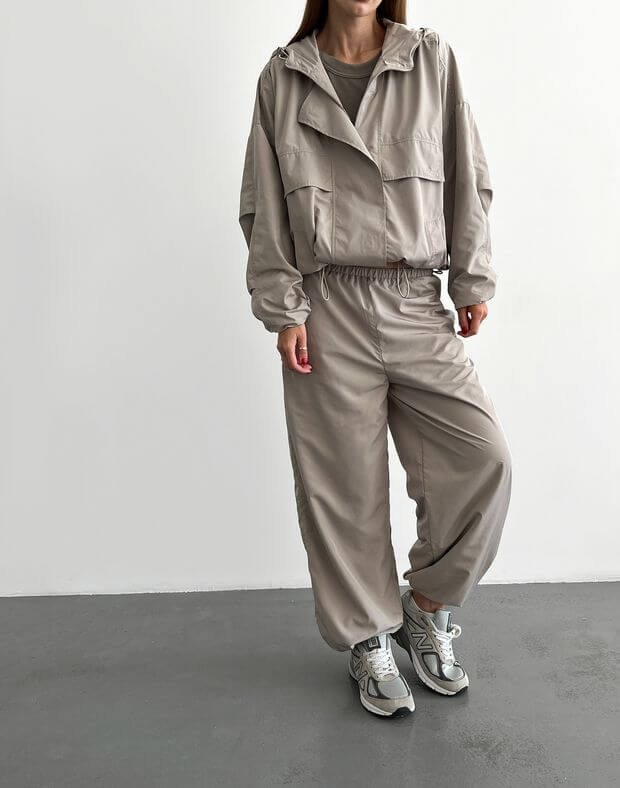 Комплект куртка з магнітними ґудзиками та штани на манжетах із плащової тканини, світло-кавові - Фото 1