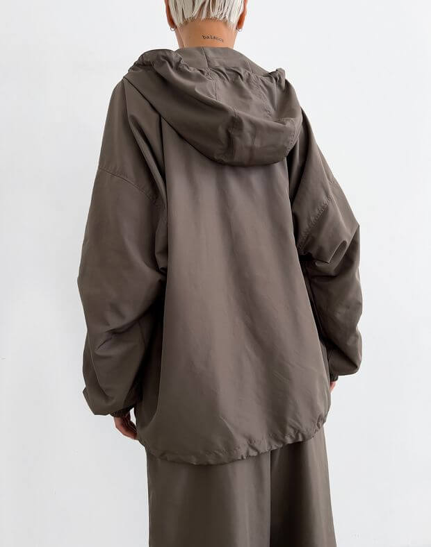 Куртка оверсайз із плащової тканини з затяжкою та магнітними ґудзиками, коричнева - Фото 2