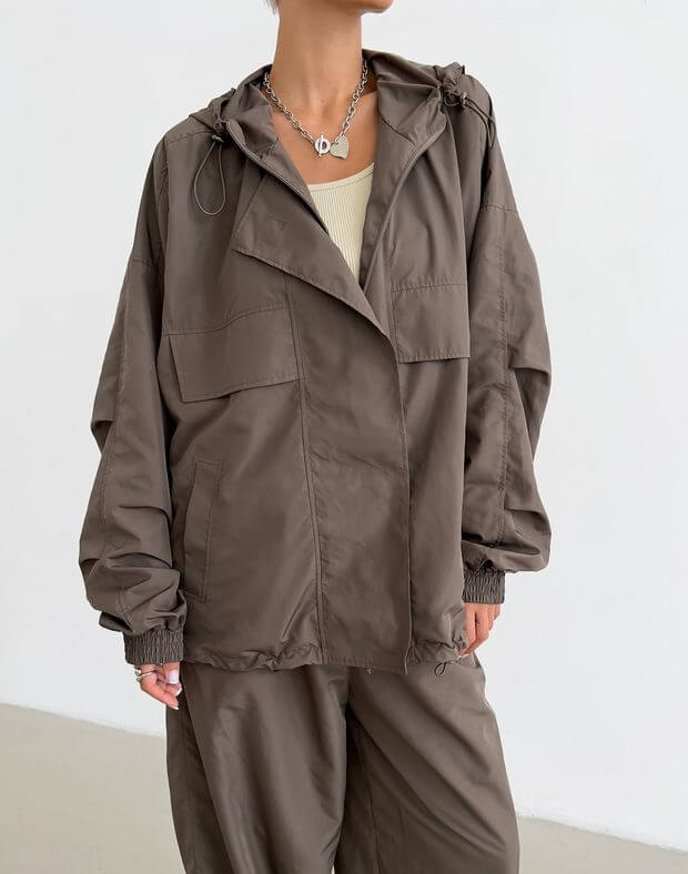 Куртка оверсайз із плащової тканини з затяжкою та магнітними ґудзиками, коричнева - Фото 1
