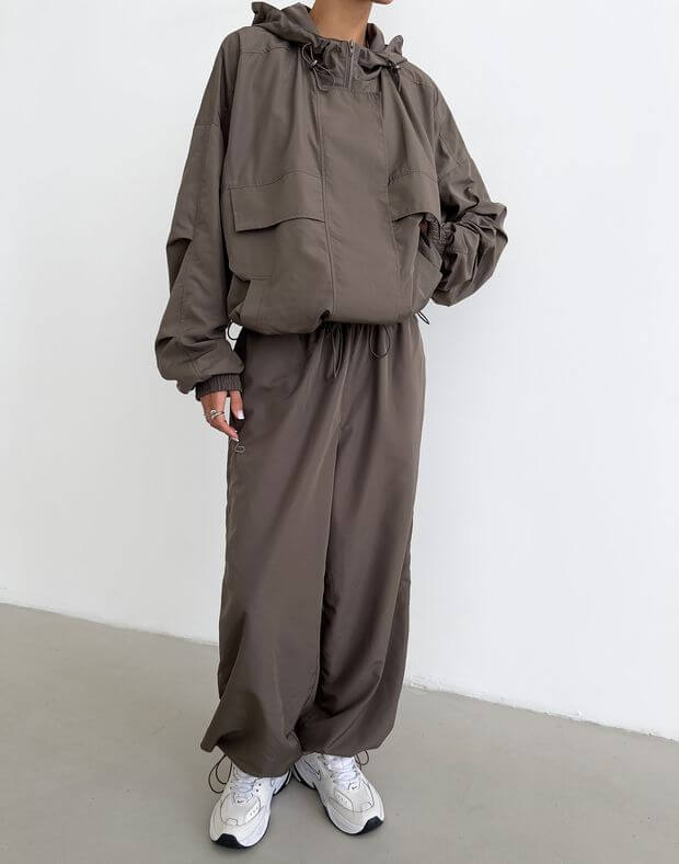 Комплект куртка з магнітними ґудзиками та штани на манжетах із плащової тканини, коричневі - Фото 1
