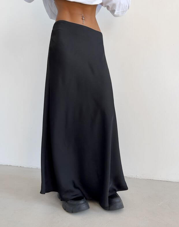 Сатинова спідниця довжини максі, чорна - Фото 1