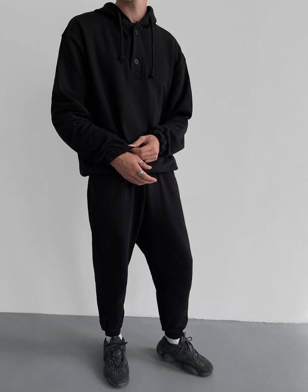 Комплект чоловічий худі-поло з декоративними ґудзиками та джогери класичні, чорні - Фото 1