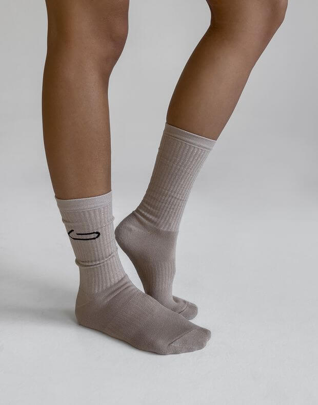 Шкарпетки осінні жіночі з логотипом, кавові  - Фото 1