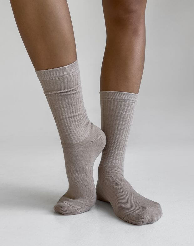 Шкарпетки осінні жіночі з логотипом, кавові  - Фото 4