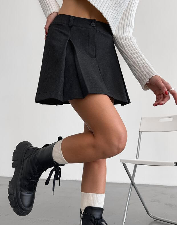 Spódnica mini w paski z zakładkami, czarna - Фото 4