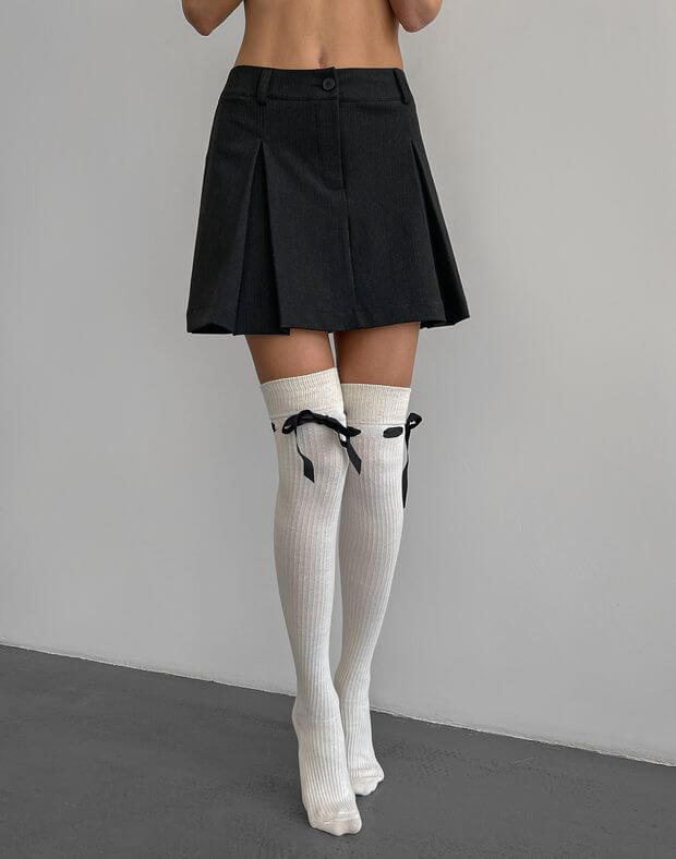 Spódnica mini w paski z zakładkami, czarna - Фото 6
