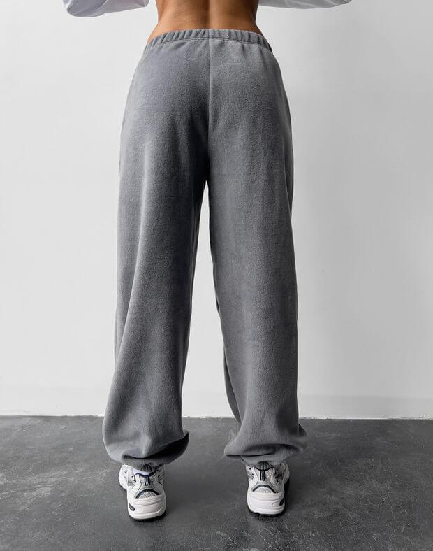 Штани-джогери на тонкому поясі з флісу, холодний сірий - Фото 2