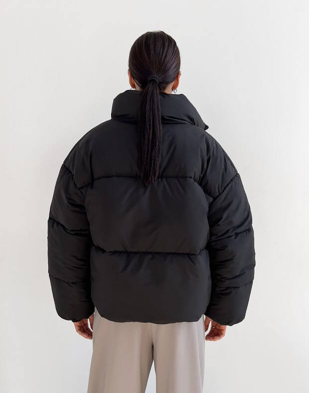 Куртка оверсайз з утеплювачем вкорочена на затяжці з легким глянцем, чорна - Фото 2