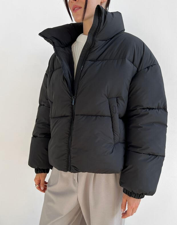 Куртка оверсайз з утеплювачем вкорочена на затяжці з легким глянцем, чорна - Фото 1
