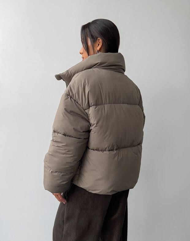 Куртка оверсайз з утеплювачем вкорочена на затяжці з легким глянцем, коричнева - Фото 2