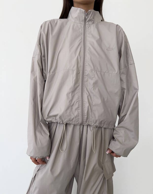 Вкорочена куртка з плащової тканини із затяжками, світло-кавова - Фото 1