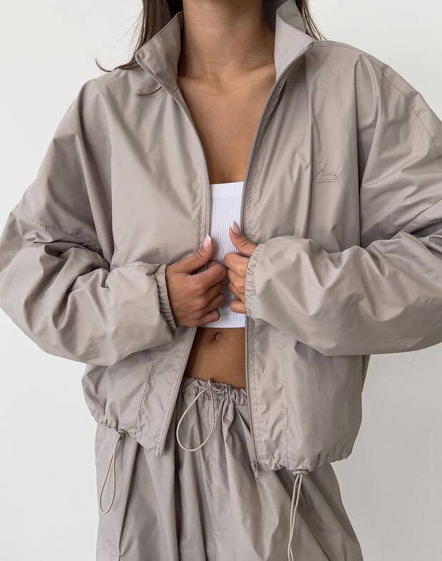 Вкорочена куртка з плащової тканини із затяжками, світло-кавова - Фото 5