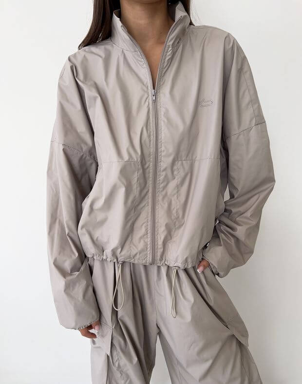 Вкорочена куртка з плащової тканини із затяжками, світло-кавова - Фото 6