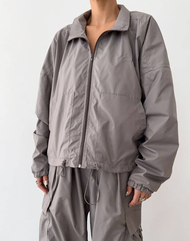 Вкорочена куртка з плащової тканини із затяжками, кавова - Фото 1