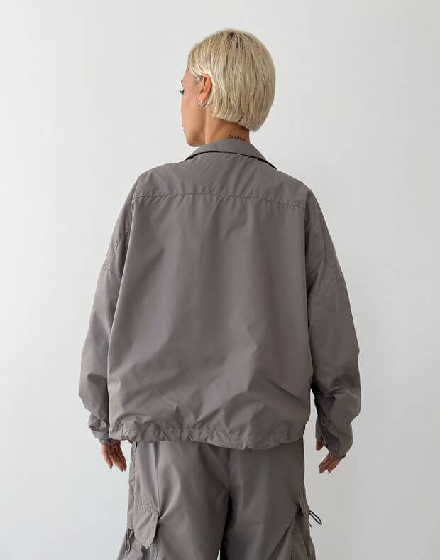 Вкорочена куртка з плащової тканини із затяжками, кавова - Фото 2