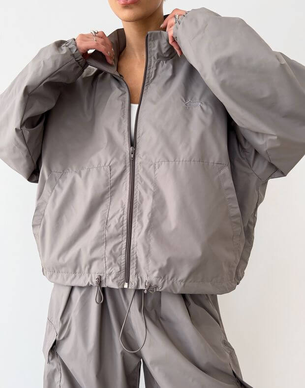 Вкорочена куртка з плащової тканини із затяжками, кавова - Фото 5