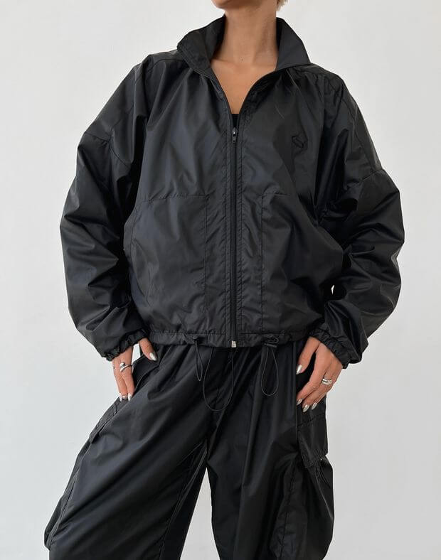 Вкорочена куртка з плащової тканини із затяжками, чорна - Фото 1