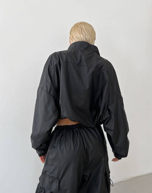 Вкорочена куртка з плащової тканини із затяжками, чорна - Фото 2