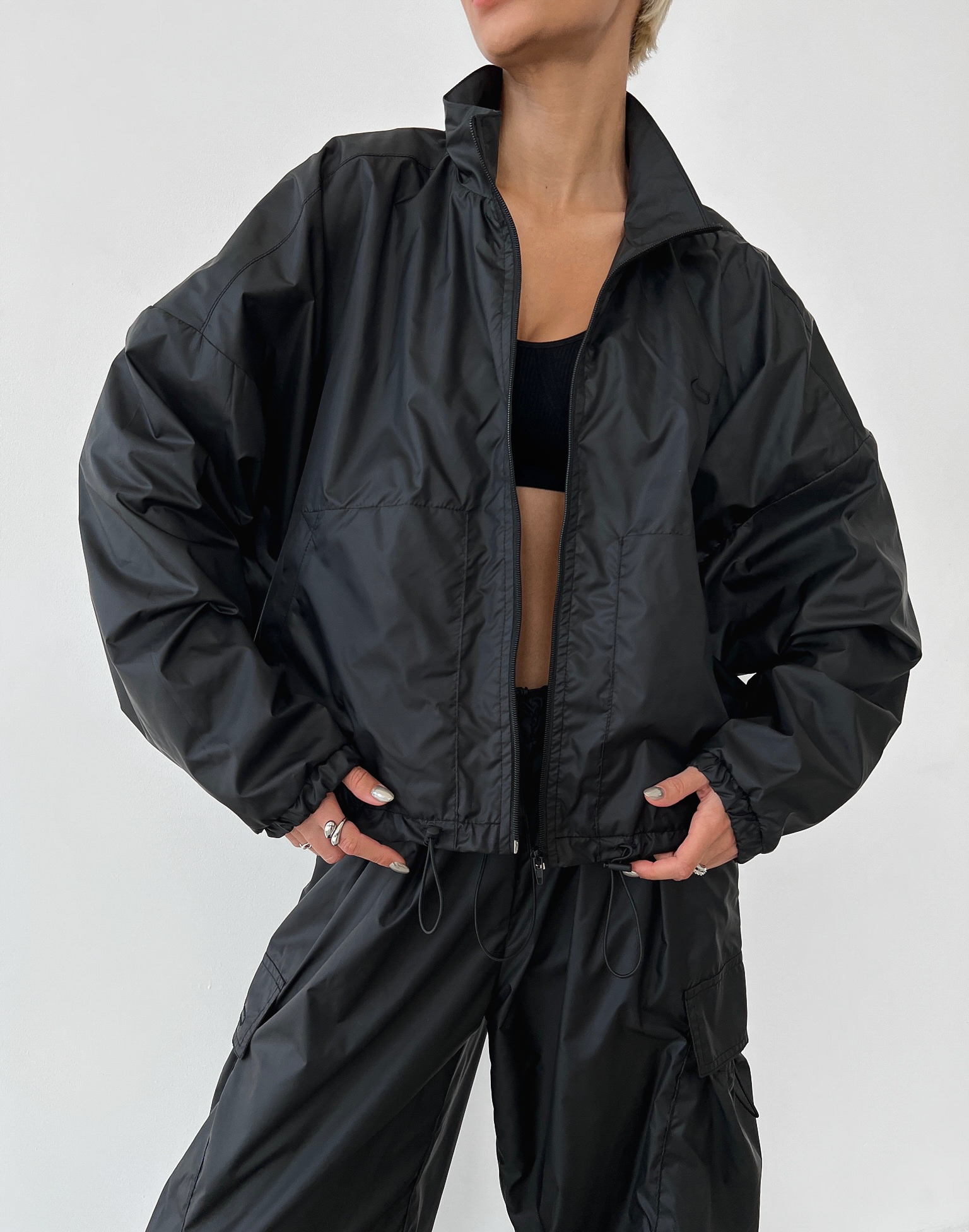 Вкорочена куртка з плащової тканини із затяжками, чорна - Фото 5