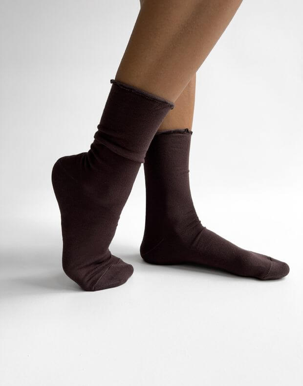 Шкарпетки білизняні з рюшами, коричневі - Фото 1