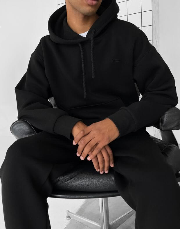 Комплект чоловічий зимовий худі класичний та джогери оверсайз з кишенею позаду з тканини з начосом, чорні - Фото 6