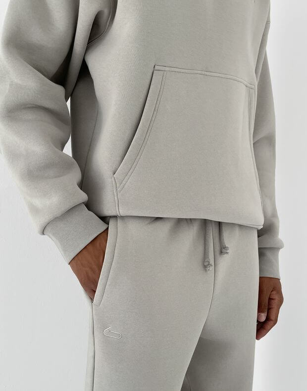 Зимові чоловічі джогери оверсайз з кишенею позаду з тканини з начосом, світло-сірі - Фото 5