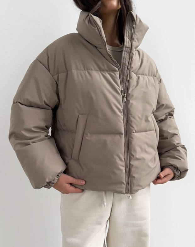 Куртка оверсайз з утеплювачем вкорочена на затяжці матова, бежева - Фото 1
