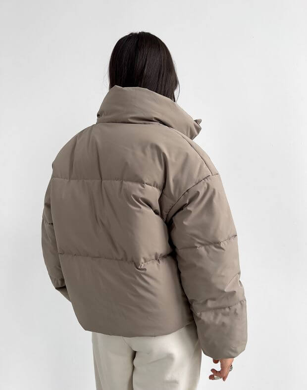 Куртка оверсайз з утеплювачем вкорочена на затяжці матова, бежева - Фото 2