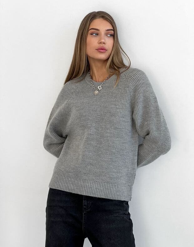 Wełniany sweter basic o klasycznym kroju, jasnoszary - Фото 6