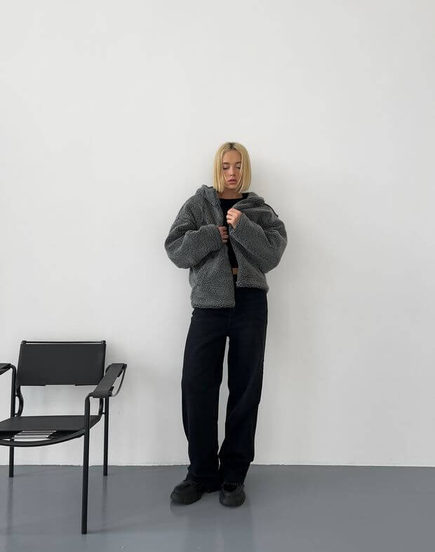 Повсякденний образ із худі з вовняної тканини та темно-сірими джинсами з необробленим краєм - Фото 1