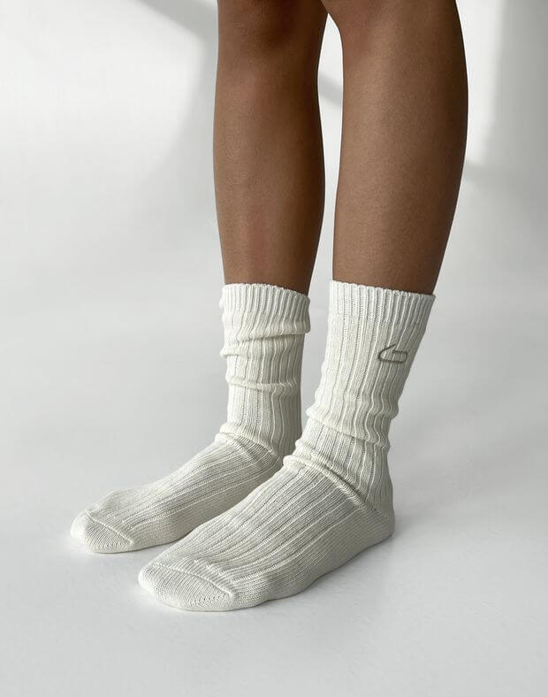 Вʼязані зимові шкарпетки з вишитим логотипом, молочні - Фото 1