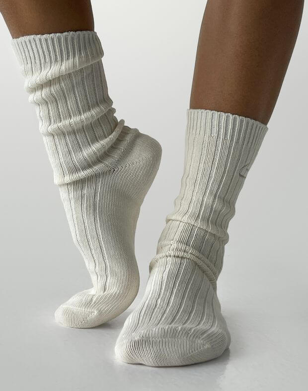 Вʼязані зимові шкарпетки з вишитим логотипом, молочні - Фото 8