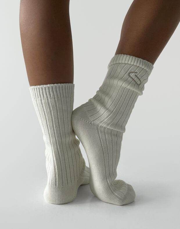 Вʼязані зимові шкарпетки з вишитим логотипом, молочні - Фото 2